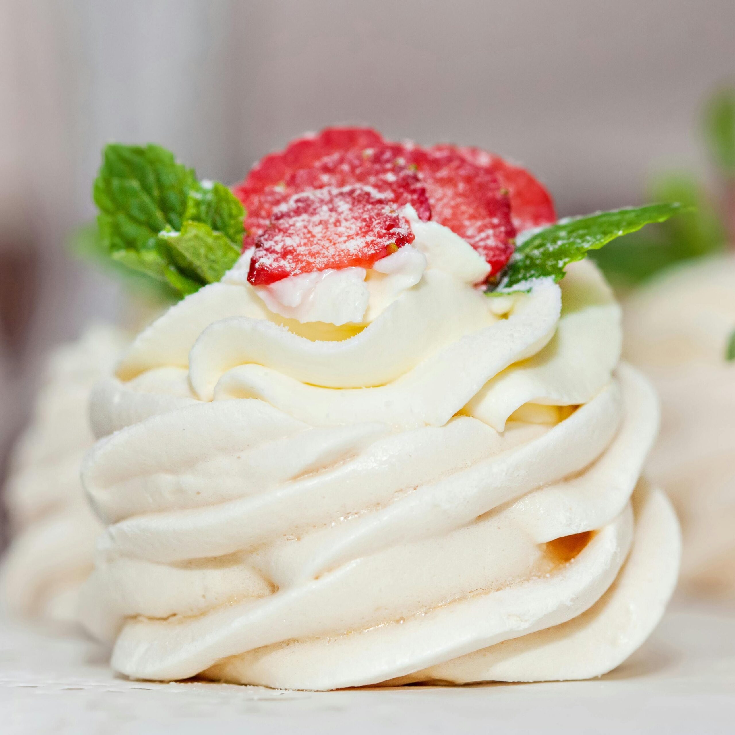 Vanilla frosting with strawberries, 